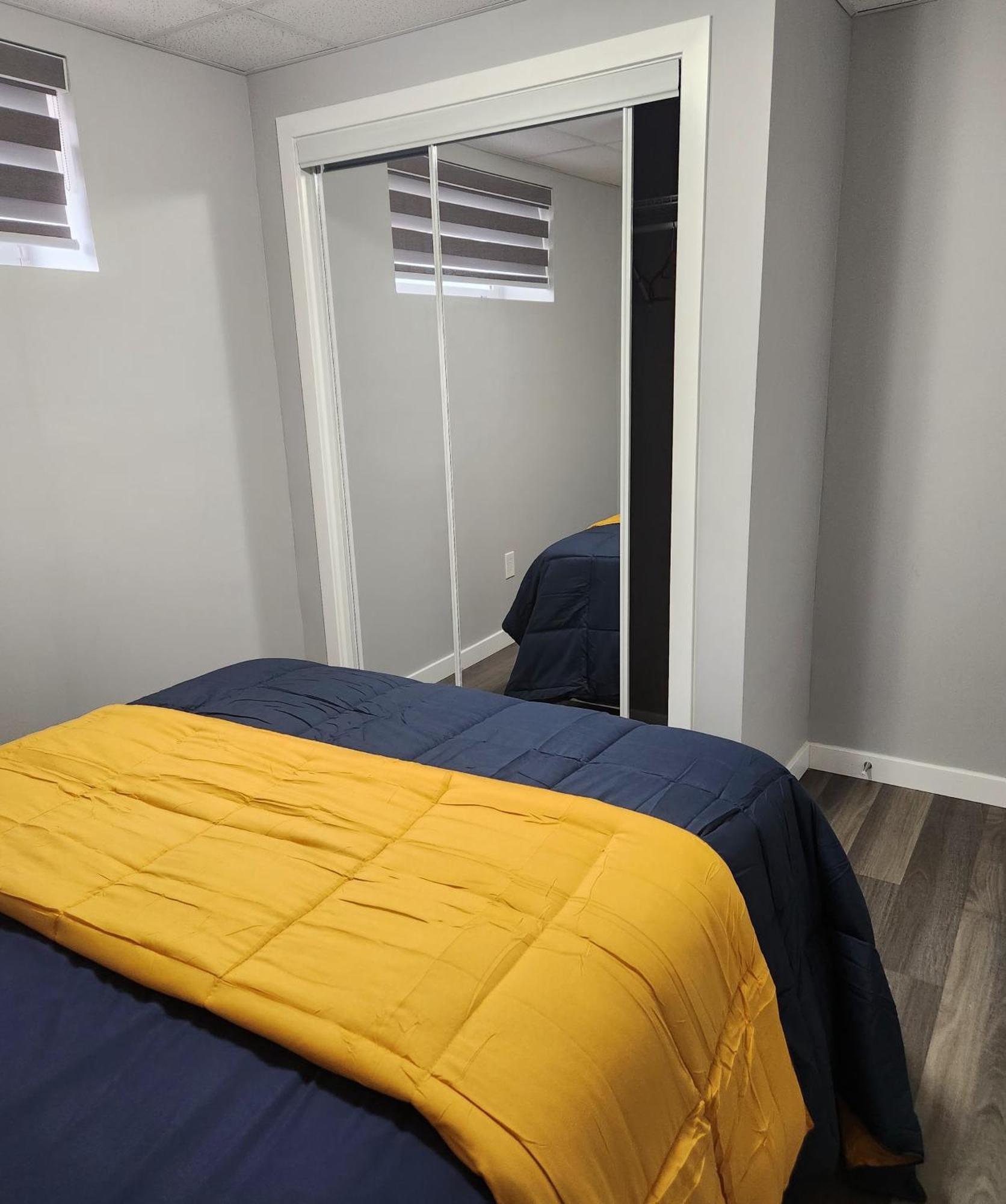 Entire Basement Suite With Private Entrance Winnipeg Eksteriør bilde